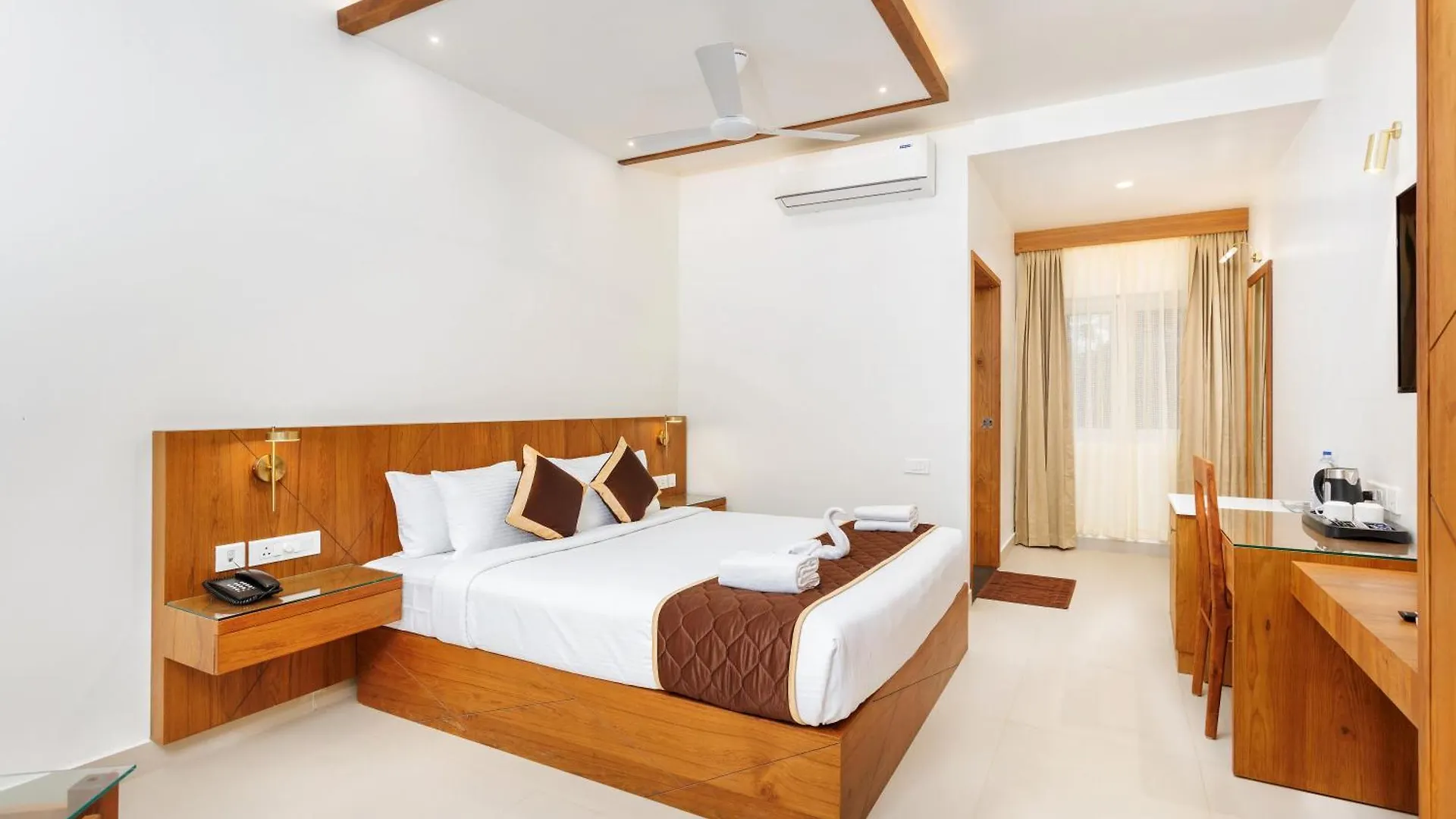 Hotel Lincoln Square Thekkady 4*,