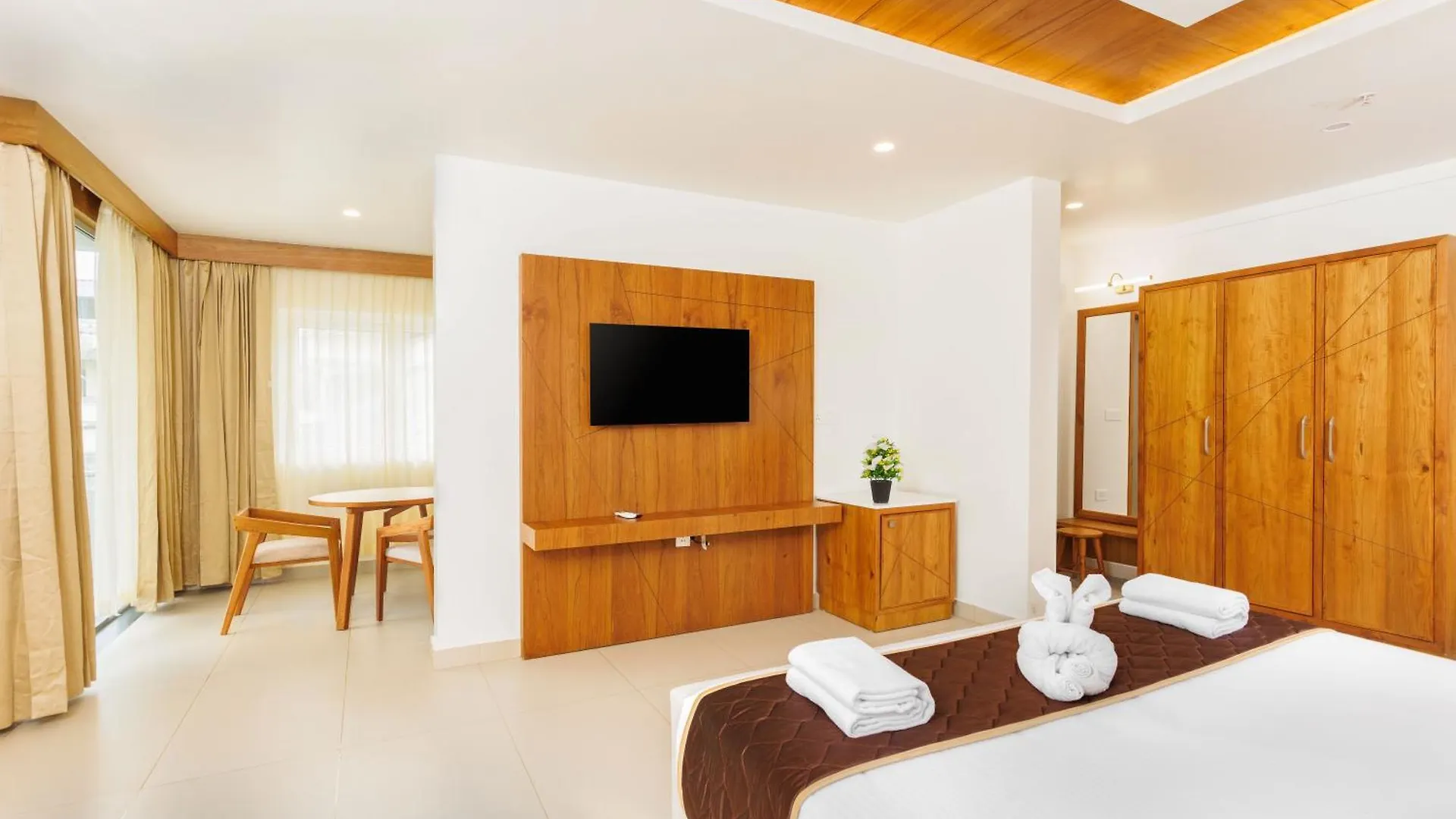 ****  Hotel Lincoln Square Thekkady Indie