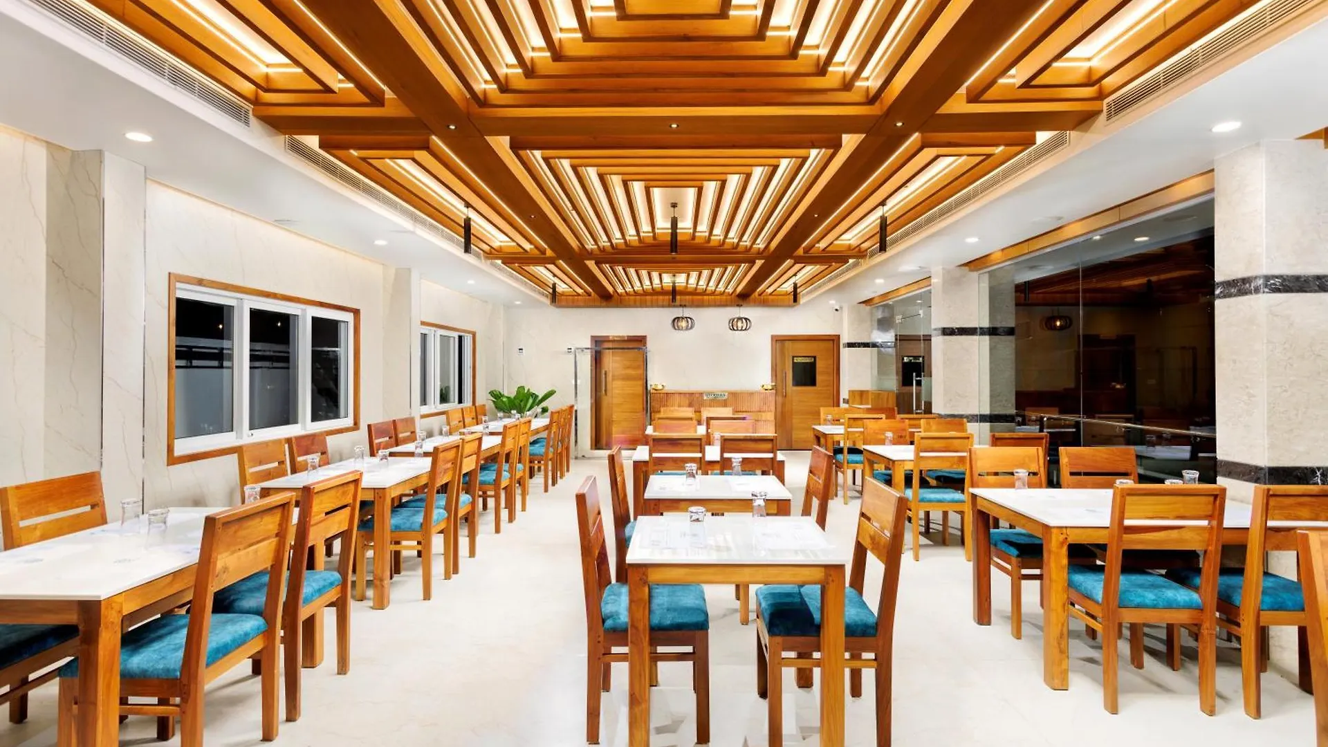 Hotel Lincoln Square Thekkady