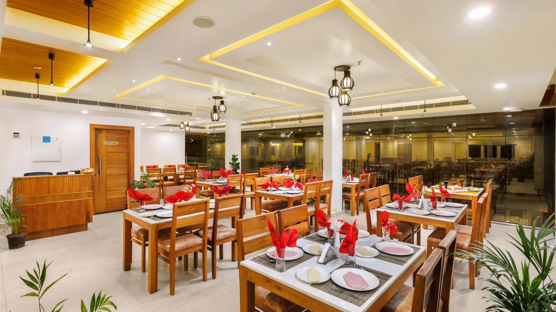 Hotel Lincoln Square Thekkady