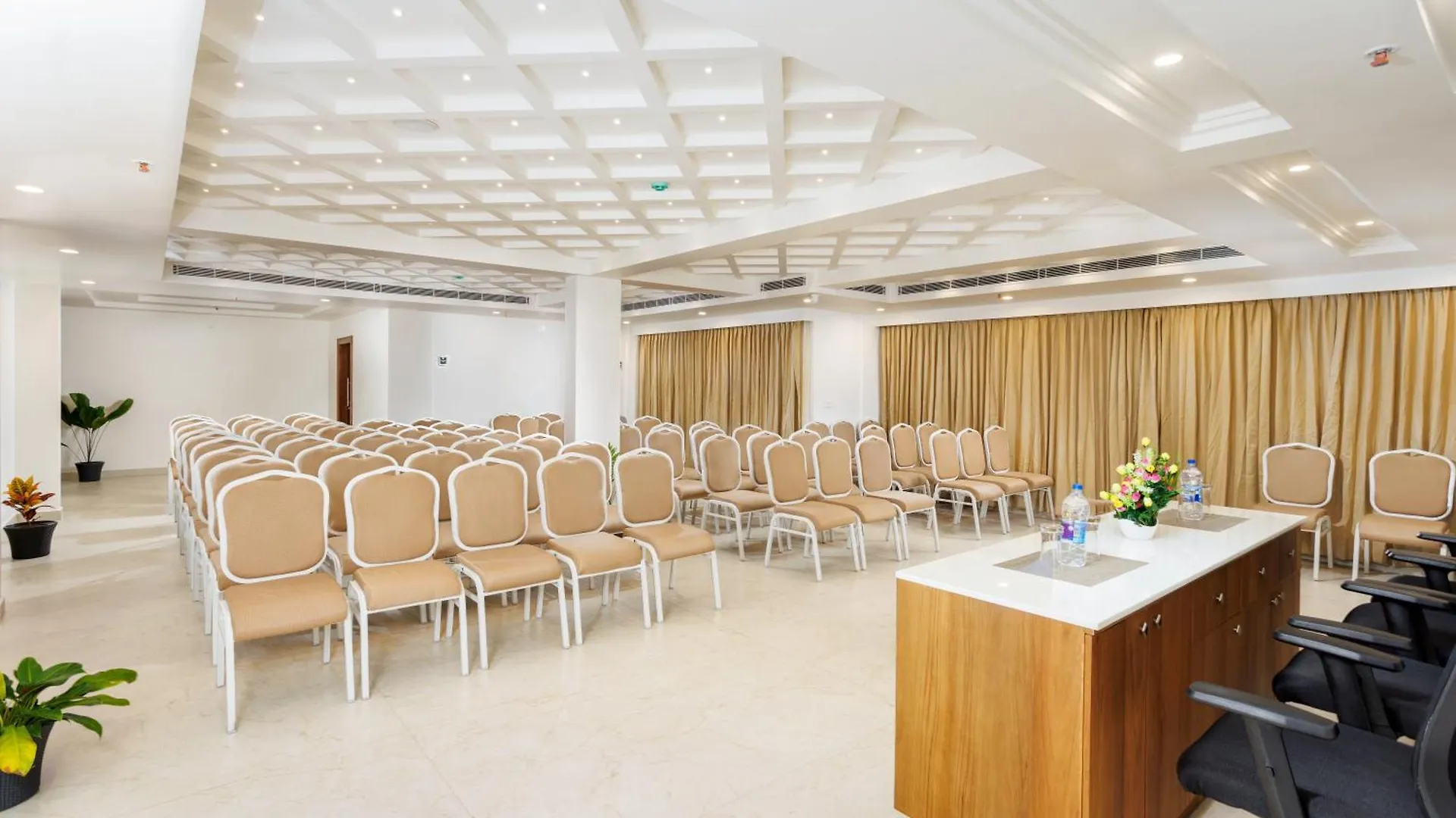 Hotel Lincoln Square Thekkady Indie