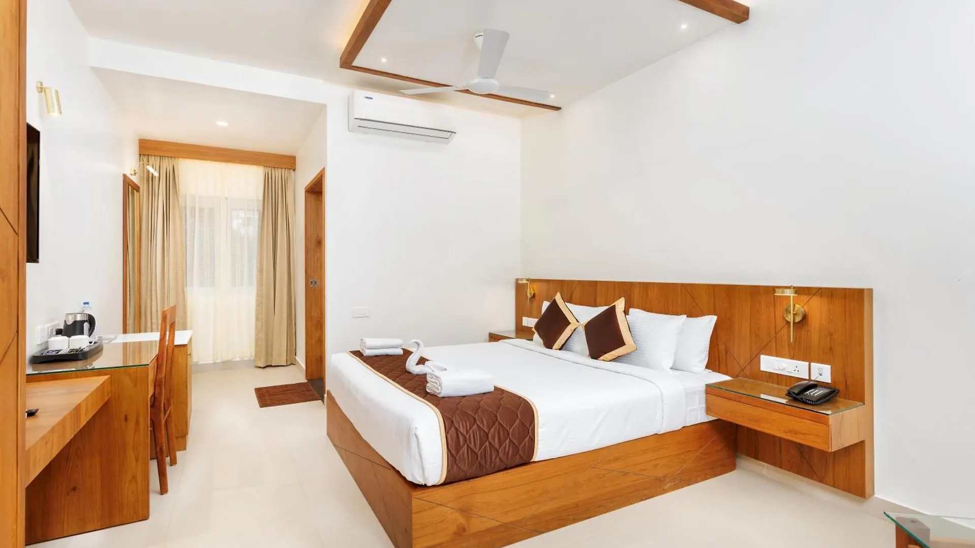 Hotel Lincoln Square Thekkady