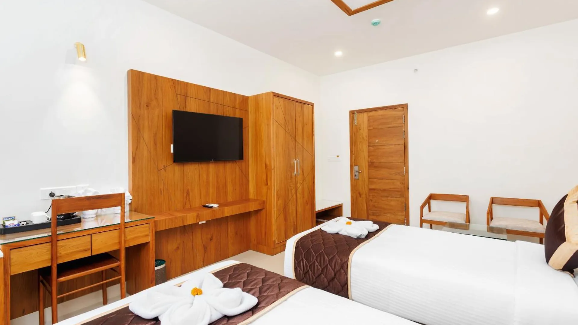 Hotel Lincoln Square Thekkady