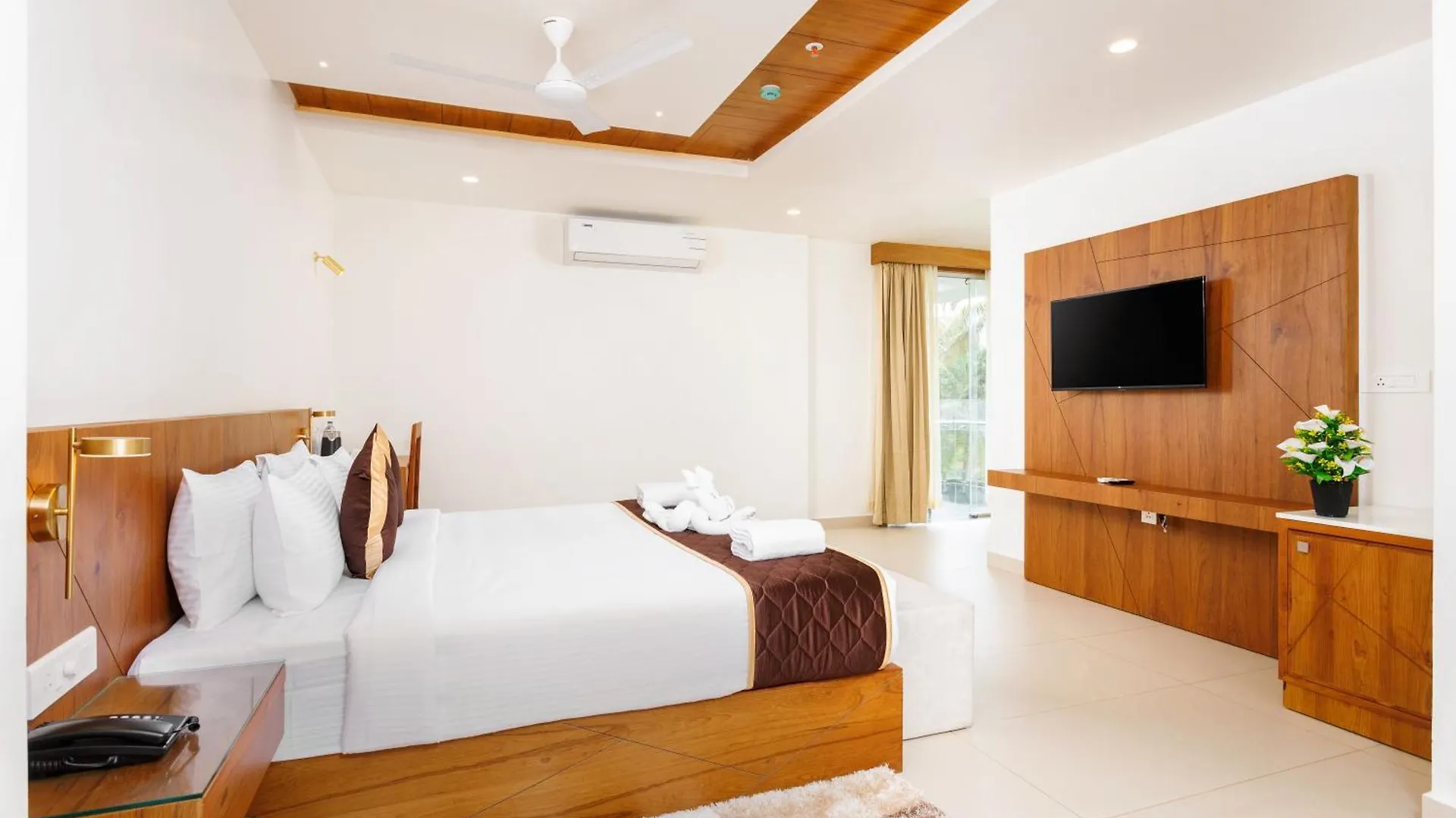 Hotel Lincoln Square Thekkady
