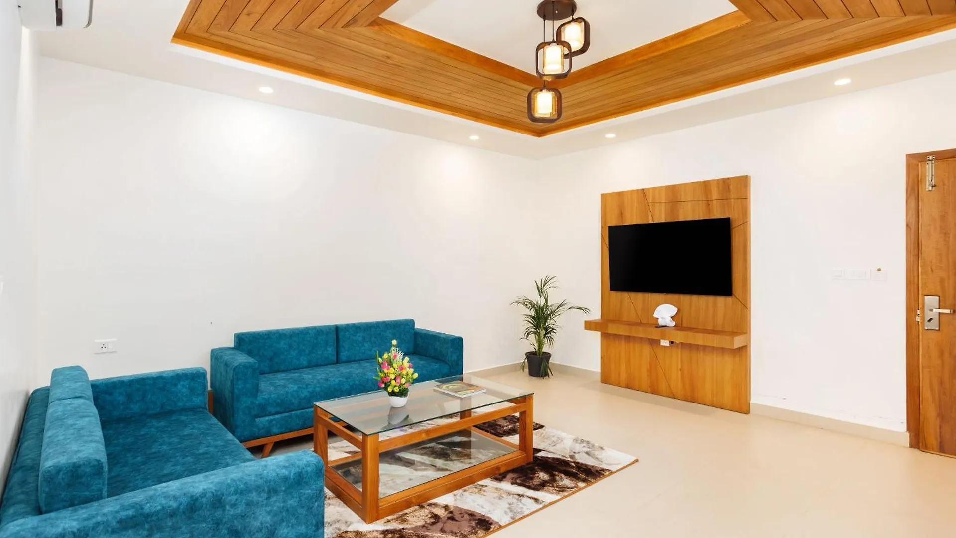 Hotel Lincoln Square Thekkady