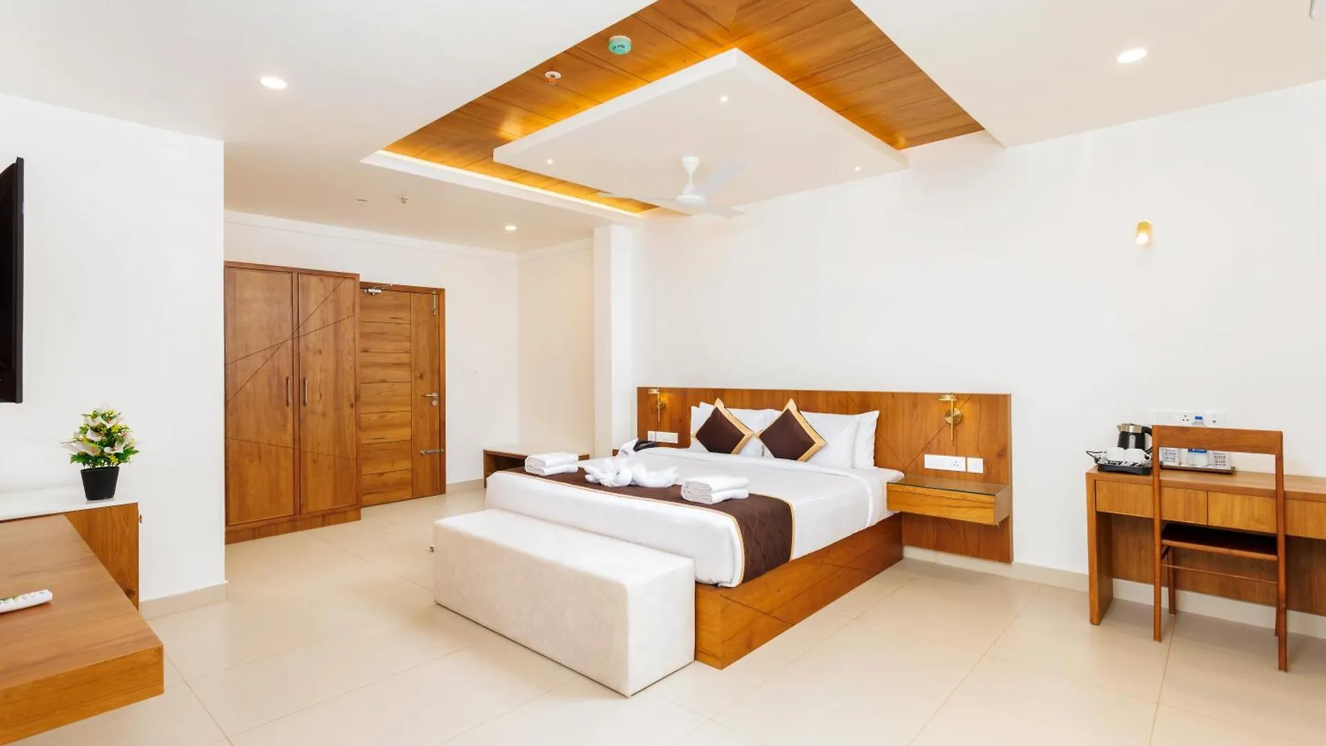 ****  Hotel Lincoln Square Thekkady Indie