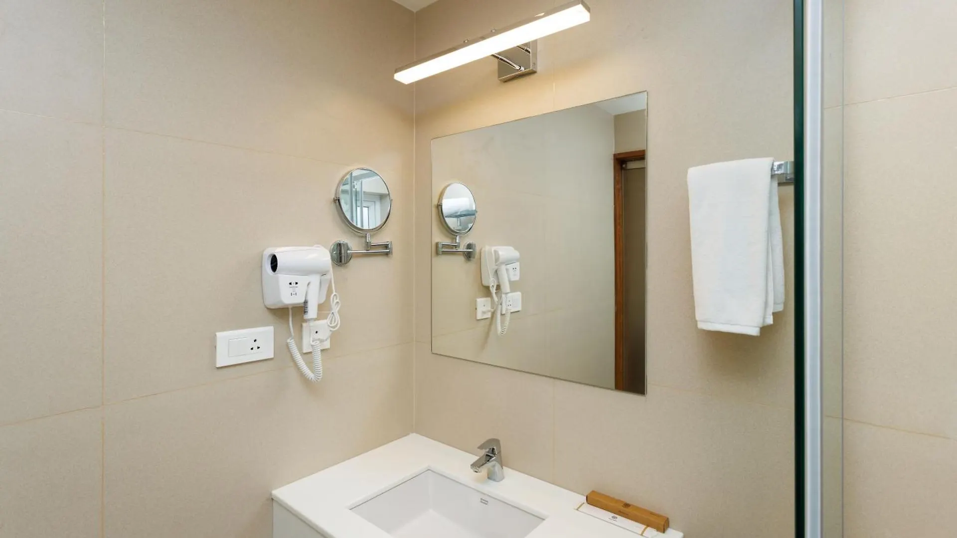 Hotel Lincoln Square Thekkady Indie