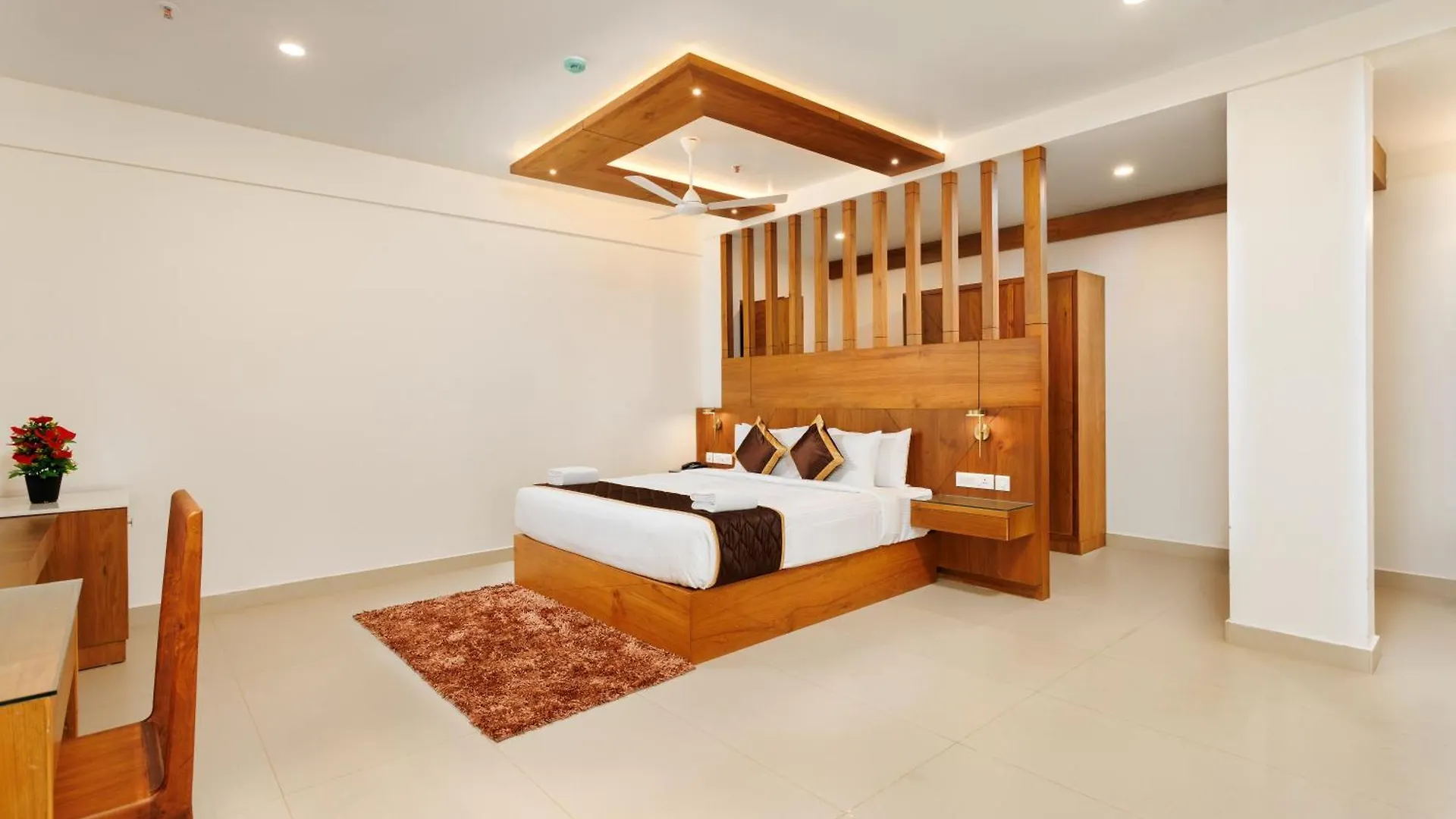 Hotel Lincoln Square Thekkady